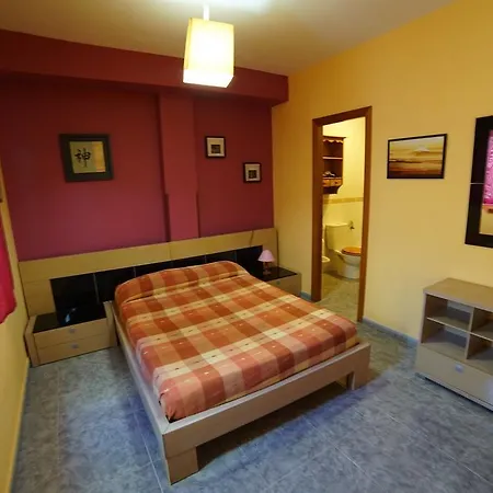 Lorenzo's Bed & Surf Apartment *